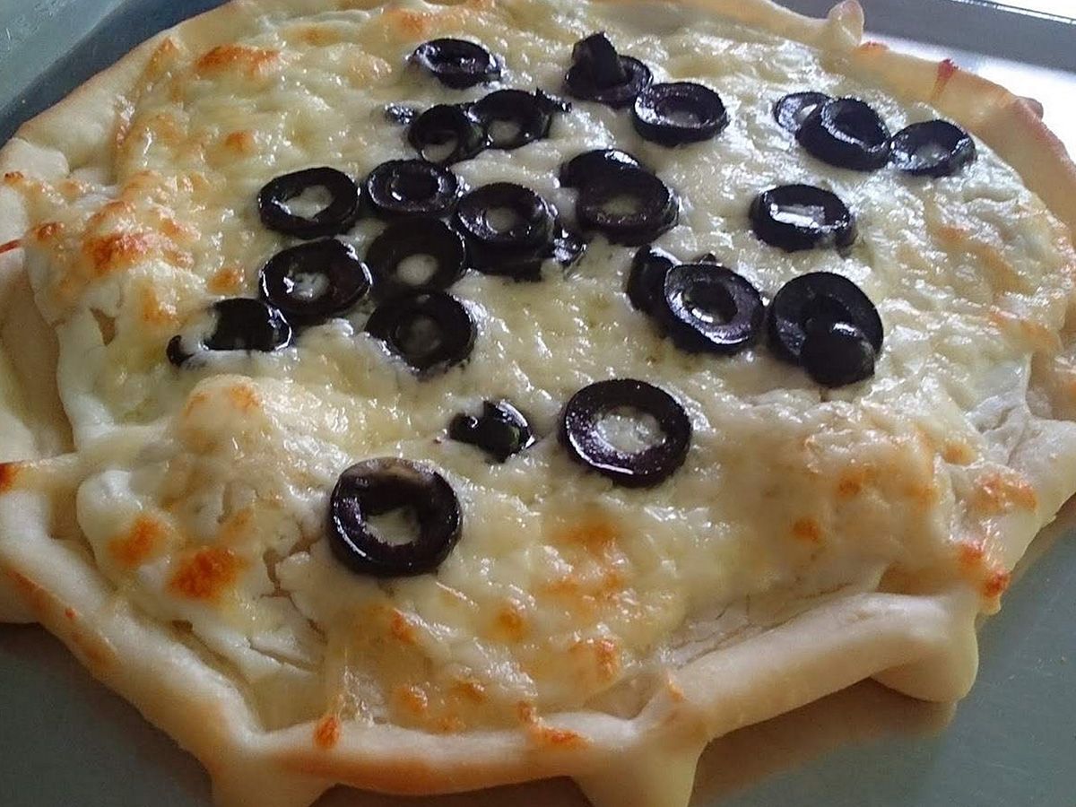 Halloumi Olives Manakish